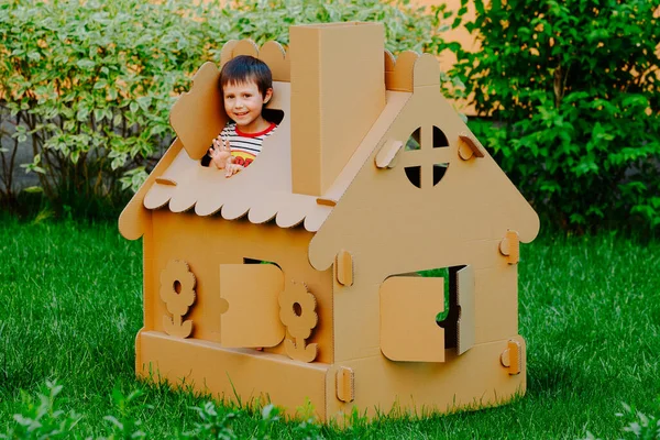 Crianças Estão Brincando Casa Criança Papelão Criança Divertindo Livre — Fotografia de Stock