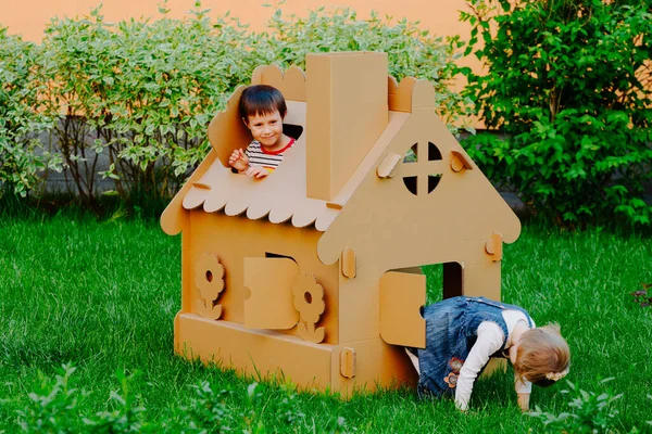 Çocuklar Karton Çocuk Evinde Oynuyorlar Çocuk Dışarıda Eğleniyor — Stok fotoğraf