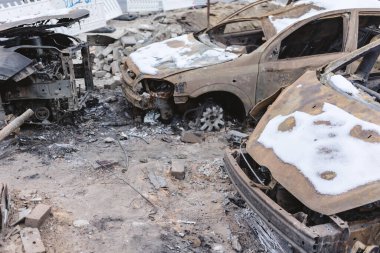 Kyiv, Ukrayna - 3 Ocak 2024: Bir Rus füze saldırısının ardından sivil araçlar yakıldı.