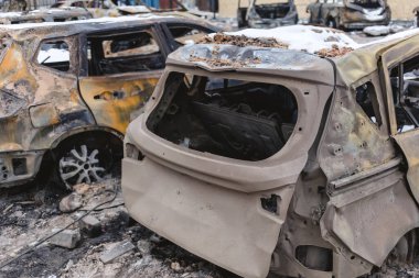 Kyiv, Ukrayna - 3 Ocak 2024: Rus füze saldırısının ardından sivil araçlar yakıldı.