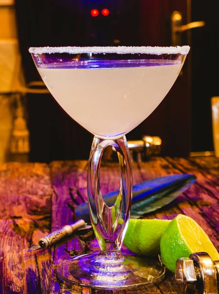 Margarita Cocktail Met Limoen Een Glas Houten Tafel Ondiepe Dof — Stockfoto
