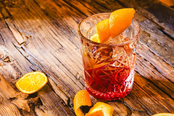 Delicious Old Fashion Cocktail Etched Glass Ice Orange Slices Dark — Stock Photo, Image