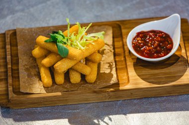 Chili soslu çıtır Halloumi peyniri. Sığ dof.