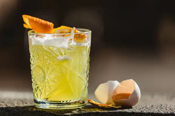 Closeup Glas Whisky Zure Cocktail Versierd Met Citroen Bar Achtergrond — Stockfoto