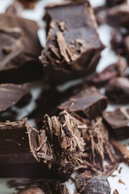 Beyaz arka planda çikolatalı kakao çekirdekleri. Yüzeysel. Üst görünüm