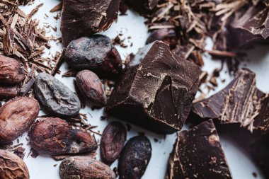 Beyaz arka planda çikolatalı kakao çekirdekleri. Yüzeysel. Üst görünüm