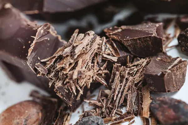 Kakaové Boby Čokoládou Bílém Pozadí Shalllow Dof Horní Pohled — Stock fotografie