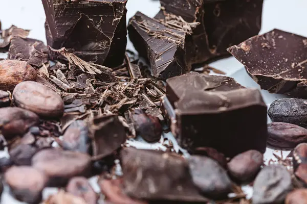 Grãos Cacau Com Chocolate Fundo Branco Shalllow Dof Vista Superior — Fotografia de Stock