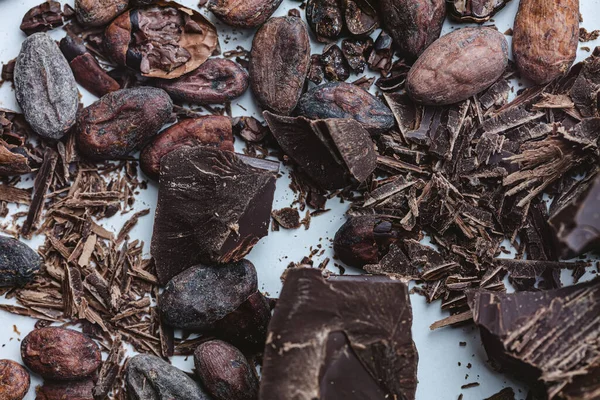 Grãos Cacau Com Chocolate Fundo Branco Shalllow Dof Vista Superior — Fotografia de Stock