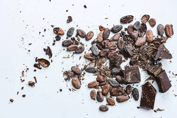 Conceito Chocolate Cacau Grãos Cacau Chocolate Quebrado Fundo Branco Espaço — Fotografia de Stock