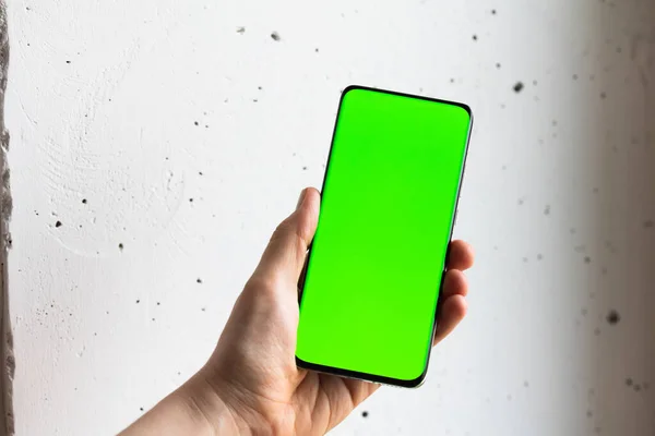 Макет Зображення Людини Тримає Смартфон Порожнім Зеленим Екраном — стокове фото
