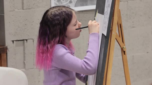 Aranyos Lány Rózsaszín Hajfestés Vászonra Gazdaság Ceruza Élvezi Kreatív Hobbi — Stock videók