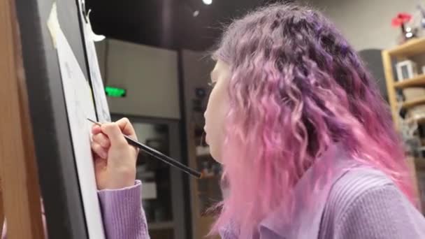 Χαριτωμένο Κορίτσι Ροζ Ζωγραφική Μαλλιών Καμβά Κρατώντας Μολύβι Απολαμβάνοντας Δημιουργική — Αρχείο Βίντεο