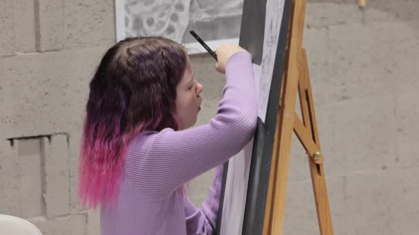 캔버스에 귀여운 연필을 창의적인 취미를 즐기는 예술적 기술을 — 비디오