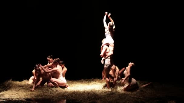 Gruppe Moderne Ballettdansere Moderne Kunst Unge Fleksible Atletiske Menn Kvinner – stockvideo