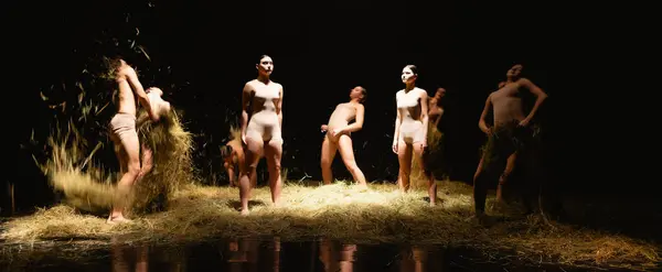 Gruppo Ballerini Moderni Arte Contemporanea Giovani Uomini Donne Atletici Flessibili — Foto Stock