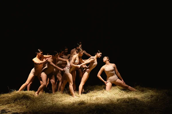 Grupo Bailarines Ballet Modernos Arte Contemporáneo Jóvenes Hombres Mujeres Atléticos —  Fotos de Stock