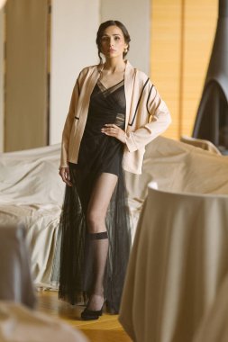 Güzel ve zarif bir genç kadının portresi..