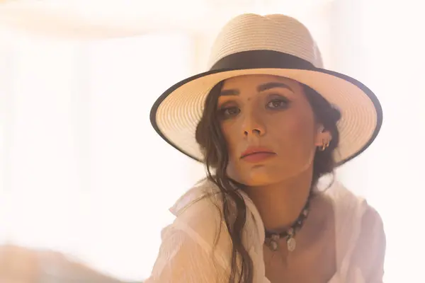 Beyaz Yaz Elbisesi Hasır Şapka Giyen Şık Şık Bir Kadın — Stok fotoğraf