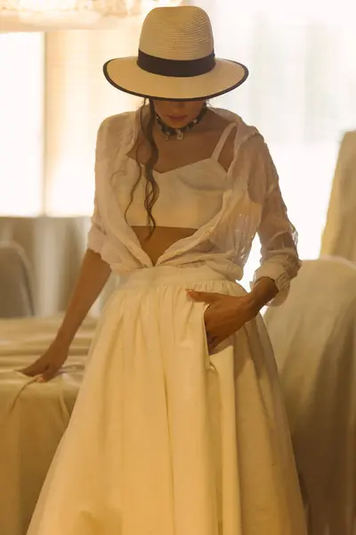 Elegante Mujer Moda Con Vestido Blanco Verano Sombrero Paja Posando — Foto de Stock