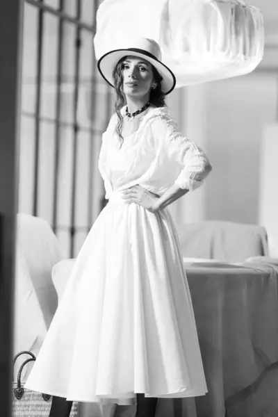 Elegancka Modna Kobieta Letniej Białej Sukience Słomkowym Kapeluszu Pozująca Stylowym — Zdjęcie stockowe