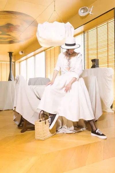 Κομψό Μοντέρνο Γυναίκα Που Φοράει Καλοκαιρινό Λευκό Φόρεμα Ψάθινο Καπέλο — Φωτογραφία Αρχείου