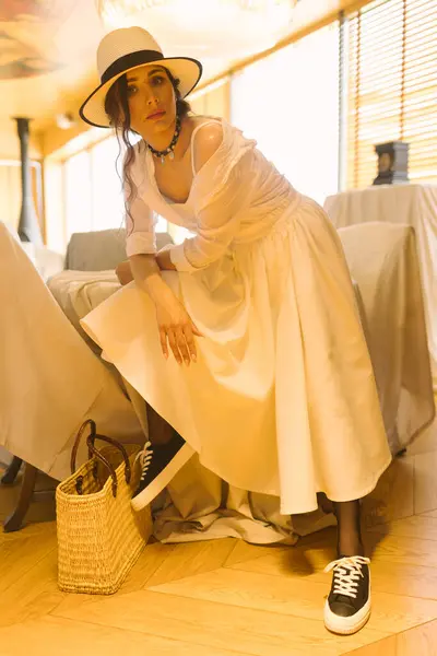 Mulher Macia Bonita Vestido Branco Posando Beleza Moda Cuidado Com — Fotografia de Stock