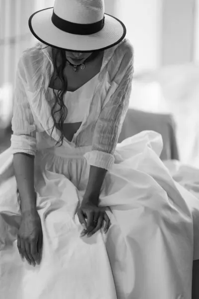 Красива Ніжна Жінка Білій Сукні Позує Краса Мода Догляд Волоссям — стокове фото