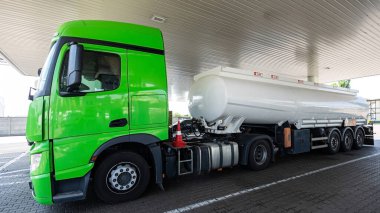 Benzin istasyonuna yakıt taşıyan bir tanker..