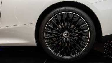 Kyiv, Ukrayna - 12 Eylül - Goodyear Eagle F1 lastikli parlak siyah Mercedes-Benz araba tekerleği, zarif jant tasarımı ve ikonik Mercedes-Benz logosu sergileniyor