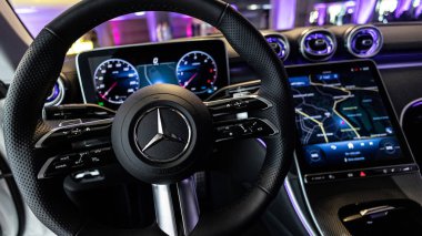 Kyiv, Ukrayna - 12 Eylül - Mercedes-Benz lüks araba iç tasarımı direksiyon, dijital gösterge paneli ve gelişmiş navigasyon sistemi