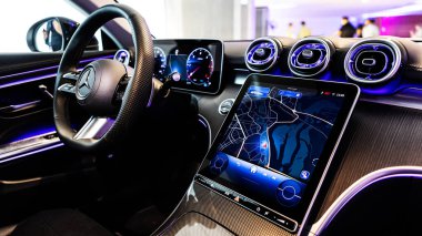 Kyiv, Ukrayna - 12 Eylül - Mercedes-Benz lüks araba iç tasarımı direksiyon, dijital gösterge paneli ve gelişmiş navigasyon sistemi