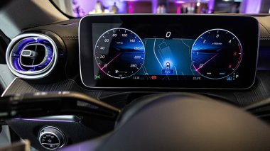 Sayısal gösterge paneli hız göstergesi ve takometreyi gösteriyor. Lüks otomotiv teknolojisi, yüksek performanslı araç arayüzleri ve modern araba iç mekanları..