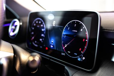 Sayısal gösterge paneli hız göstergesi ve takometreyi gösteriyor. Lüks otomotiv teknolojisi, yüksek performanslı araç arayüzleri ve modern araba iç mekanları..