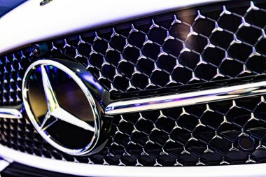 Kyiv, Ukrayna - 12 Eylül 2024: Lüks bir araba ızgarasında Mercedes-Benz logosu, markaların gösterişli tasarımı ve birinci sınıf işçiliğini vurguluyor