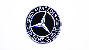 Kyiv, Ukrayna - 12 Eylül 2024: Mercedes Benz Tabelasını kapatın. 1926 'da Alman lüks otomobil üreticisi Daimler AG' nin çok uluslu bir birimi olan Alman otomobil üreticisi tarafından kuruldu..