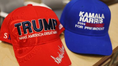 Kyiv, Ukrayna - 5 Kasım 2024: Kamala Harris 2024 başkanlık için mavi ve Trump Amerika 'yı tekrar büyük yaptı kırmızı ile, siyasi kampanyaları, seçim rekabetini ve demokratik katılımını simgeleyen kampanya şapkaları.