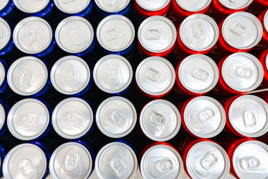 Temiz düzenlenmiş gümüş kapaklı kırmızı ve mavi içecek kutuları, basitliği, ferahlığı ve modern tasarımı sembolize ediyor. İçecekler, ambalaj ve minimalizm ile ilgili konular için ideal.