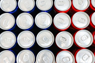 Temiz düzenlenmiş gümüş kapaklı kırmızı ve mavi içecek kutuları, basitliği, ferahlığı ve modern tasarımı sembolize ediyor. İçecekler, ambalaj ve minimalizm ile ilgili konular için ideal.