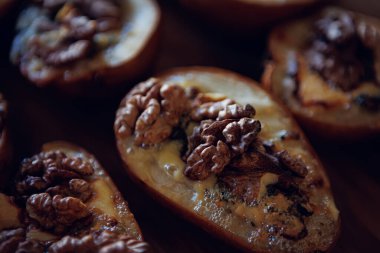 Ceviz ve küflü peynirle kaplı fırında armut, kırsal ve rahatlatıcı bir his yakalıyor..