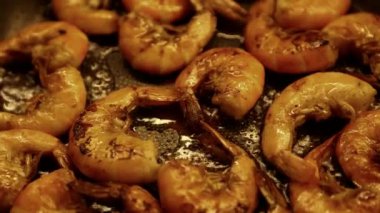 Tavada cızırdayan altın tava, zengin, sulu dokularını ve canlı renklerini gözler önüne seriyor. Yemek kitaplarında, restoran menülerinde ya da gurme reklamlarında kullanmak için ideal