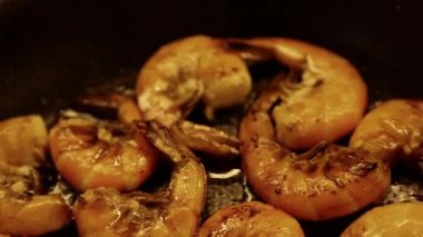 Tavada cızırdayan altın tava, zengin, sulu dokularını ve canlı renklerini gözler önüne seriyor. Yemek kitaplarında, restoran menülerinde ya da gurme reklamlarında kullanmak için ideal