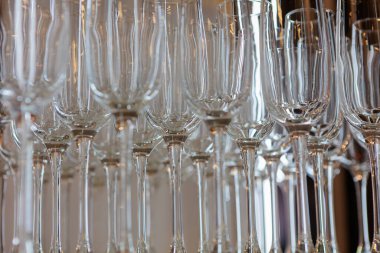 Zarif şarap kadehlerinin yakın plan görüntüsü karmaşık yansımaları ve kristal kadar net ayrıntıları gösteriyor. Lüks yemek, yemek servisi dekorasyonu ya da resmi etkinlik düzenlemeleri için mükemmel..