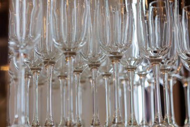 Zarif şarap kadehlerinin yakın plan görüntüsü karmaşık yansımaları ve kristal kadar net ayrıntıları gösteriyor. Lüks yemek, yemek servisi dekorasyonu ya da resmi etkinlik düzenlemeleri için mükemmel..