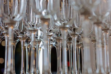 Zarif şarap kadehlerinin yakın plan görüntüsü karmaşık yansımaları ve kristal kadar net ayrıntıları gösteriyor. Lüks yemek, yemek servisi dekorasyonu ya da resmi etkinlik düzenlemeleri için mükemmel..