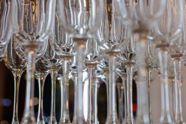 Zarif şarap kadehlerinin yakın plan görüntüsü karmaşık yansımaları ve kristal kadar net ayrıntıları gösteriyor. Lüks yemek, yemek servisi dekorasyonu ya da resmi etkinlik düzenlemeleri için mükemmel..