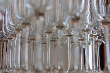 Zarif şarap kadehlerinin yakın plan görüntüsü karmaşık yansımaları ve kristal kadar net ayrıntıları gösteriyor. Lüks yemek, yemek servisi dekorasyonu ya da resmi etkinlik düzenlemeleri için mükemmel..