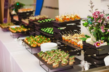 Çağdaş bir otel yemek alanı. Parlak bir açık büfe.