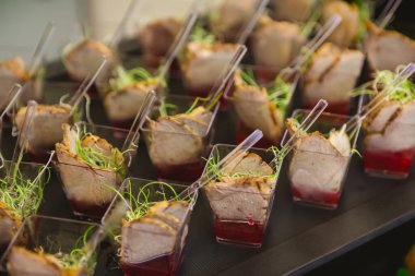 Çağdaş bir otel yemek alanı. Parlak bir açık büfe.