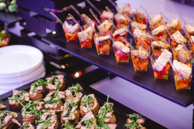 Çağdaş bir otel yemek alanı. Parlak bir açık büfe.